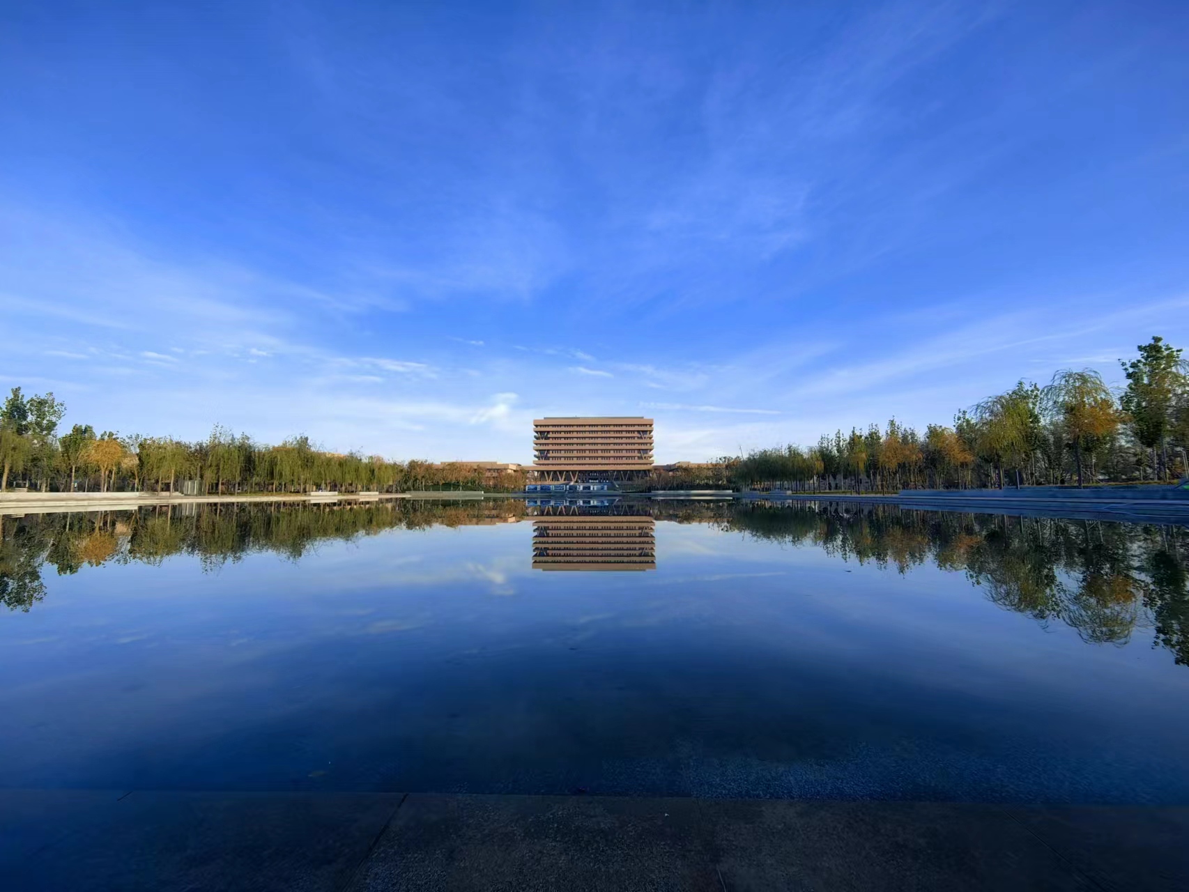 新疆塔里木大學5000平方陶瓷防靜電地板安裝